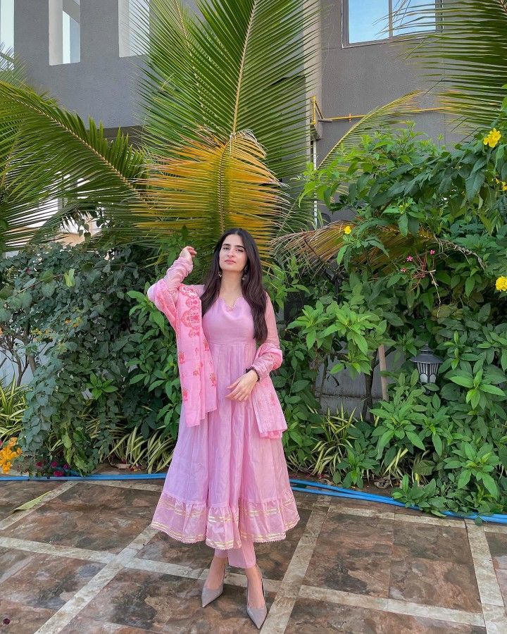 Indian Pose, Kurti Poses, Desi Poses, Bday Poses, Indo Western Outfit, Eid Photoshoot, Gowns Dresses Indian, Kurti With Dupatta, Eid Photoshoot Ideas