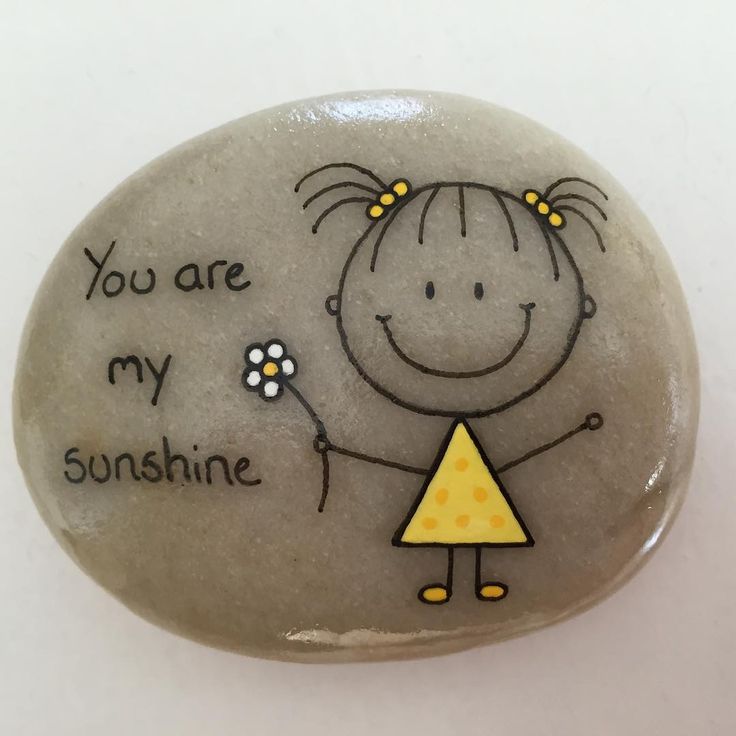 Painted rock, you are my sunshine. Caillou Roche, Art Pierre, Rock And Pebbles, Painted Rocks Diy, Rock Painting Ideas Easy, Painted Stone, Rock Ideas, Kraf Diy, Kindness Rocks