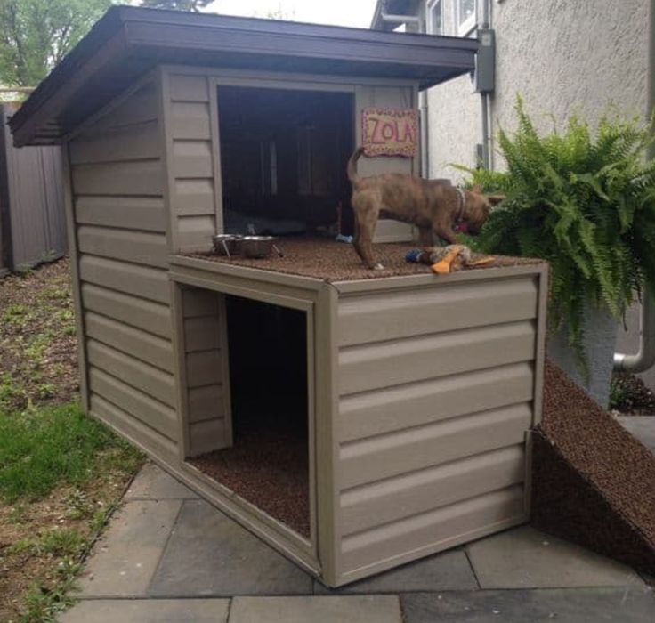 a dog house that is in the yard