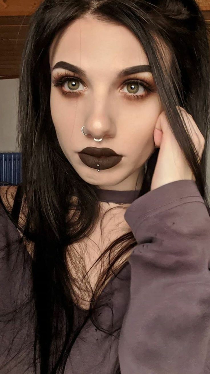 Makeup Looks Casual, 90s Punk Makeup, Edgy Makeup Looks Grunge, Punk Makeup Grunge, Makeup Looks Grunge, Punk Makeup Looks, Ricky Aimee, Black Goth Makeup, Makeup Edgy