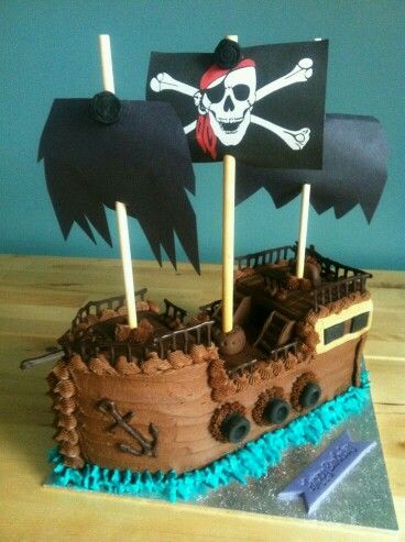 a pirate ship cake on a table with the caption cumpleanos de barco pirata