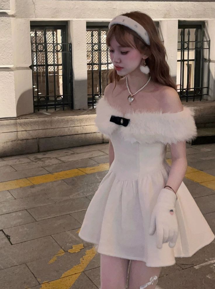 ❤︎White Fur Off Shoulder Dress❤︎ Winter Cute Dress, Soft White Clothes, Fur Hem Dress, Off Shoulder Fur Dress, Fur Clothes Aesthetic, White Dress With Pink Accessories, Fancy Clothes Women Classy, White Birthday Dress Winter, Cute Holiday Dresses