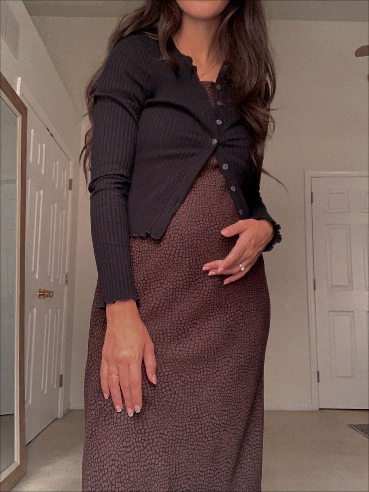 Fall Pregnant Fashion, Under Belly Maternity Jeans, October Maternity Outfits, Aesthetic Maternity Clothes, September Maternity Outfits, Transitional Maternity Outfits, Dress The Bump Winter, Regular Clothes For Maternity, Relaxed Maternity Outfit