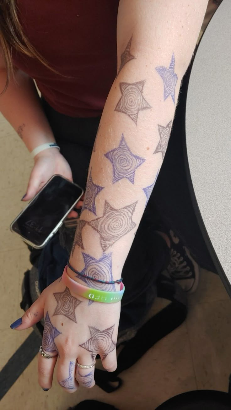 Stars arm doodle Things To Doodle On Your Arm, Arm Drawings On Skin, Drawing On Arm Ideas Easy, Star Drawing On Hand, Doodles To Draw On Your Arm, What To Draw On Your Arm, Doodles To Do On Your Hand, Pen Tattoo Ideas Doodles On Arm, Arm Pen Drawing