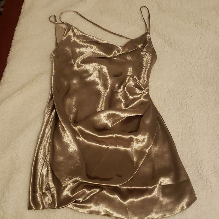 New With Tags. The Fabric Has Minor Snags But They Are Barely Noticeable. Straps Are Not Adjustable. It Has A Draped Front And A Low Back. The Color Is Metallic I Think Silver Or Gold. I'm Not Certain. Buy As Is. Measurements Are Approximate. Color May Vary Due To Lighting. Ask For More Pics/ Vids If Needed To Help You Decide If This Is The Right Purchase For You. Not Responsible For The Fit Gold Mini Dress Aesthetic, Metallic Satin Cocktail Dress, Glamorous Silver Satin Mini Dress, Silver Satin Mini Dress For Night Out, Metallic Sleeveless Mini Dress For Formal Occasions, Metallic Sleeveless Mini Dress For Formal Events, Metallic Satin Mini Dress For Evening, Silver Sleeveless Dress For Dinner, Metallic Satin Dress For Night Out