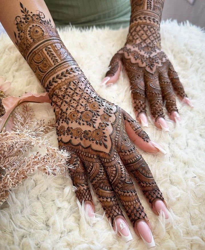 Henna designs Wedding Henna Designs, Indian Henna Designs, Front Mehndi Design, Palm Mehndi Design, Tato Henna, Legs Mehndi Design, Mehndi Designs Bridal Hands, Design Henna, Latest Henna Designs