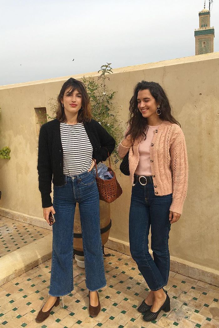 2018 outfits: Jeanne Damas in a cardigan, breton top, jeans and suede pumps Jeanne Damas Style, Parisian Chic Style, Jeanne Damas, French Girls, Outfit Jeans, Vogue Australia, Cardigan Outfits, French Chic, Parisian Chic