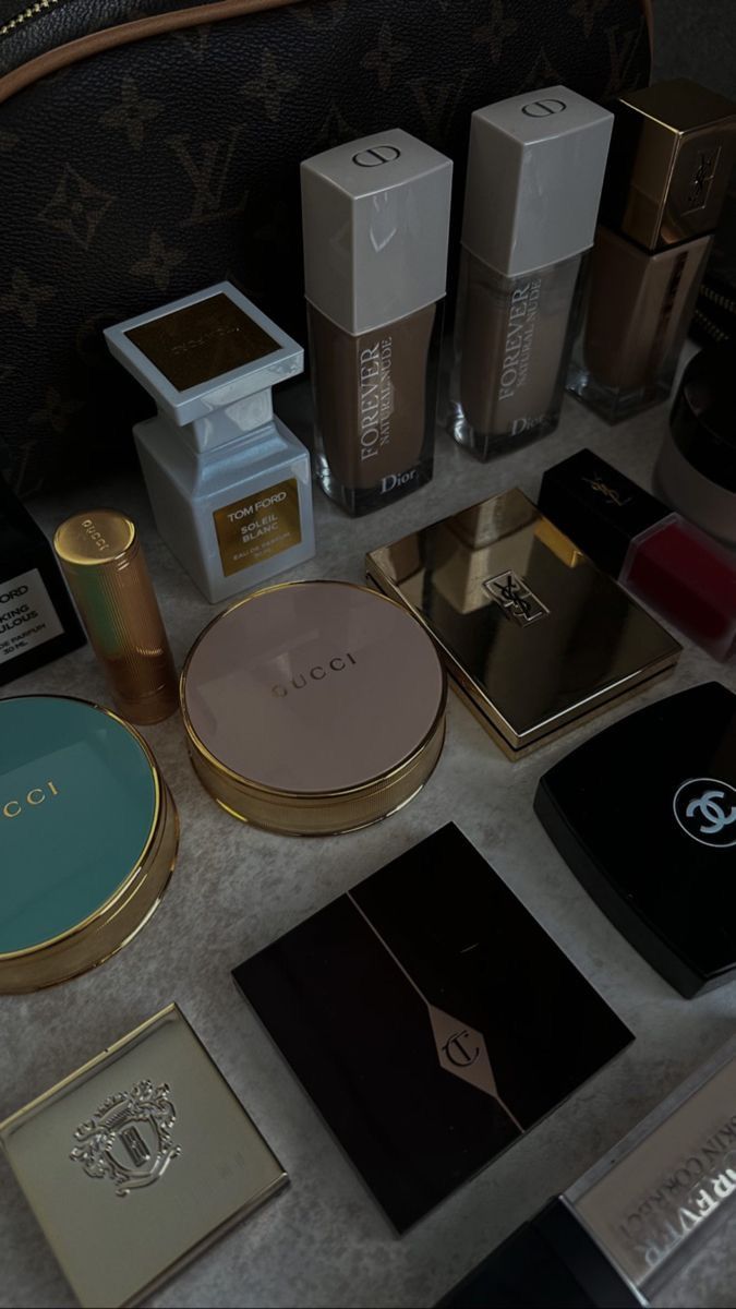 Gucci Cosmetic Bag, Unghie Sfumate, Expensive Makeup, Instagram Mom, Mom Of 3, Makeup Package, Luxurious Life, Eye Makeup Pictures, Ethereal Makeup