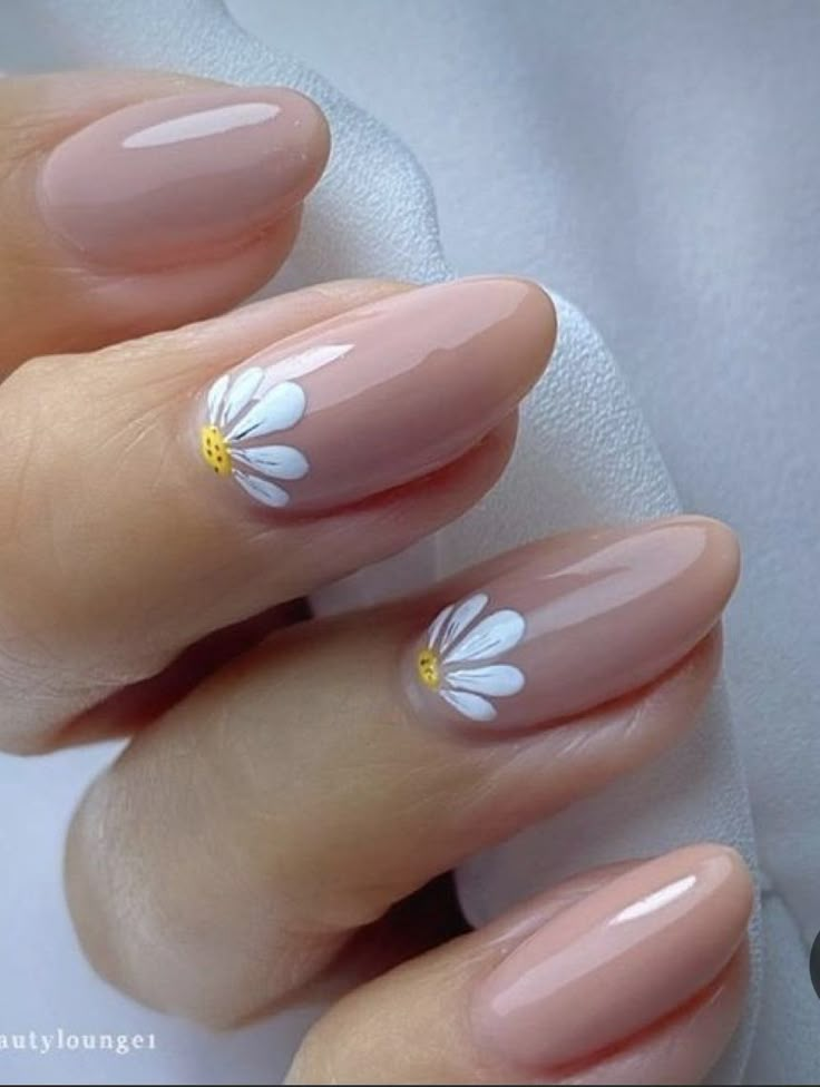 Short Round Gel Nail Designs, Trendy Gel Nails Spring, Nude Floral Nails, Minimal Nail Art, Minimal Nails Art, Hello Nails, Simple Gel Nails, Minimal Nails, Casual Nails