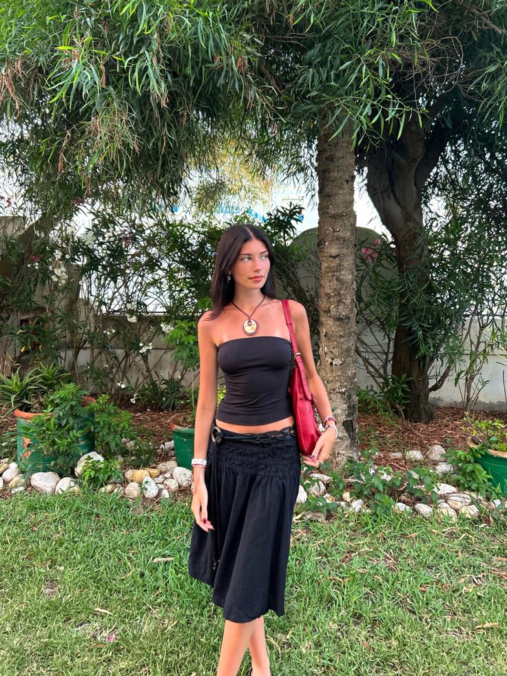 Belt Outfits Aesthetic, Aesthetic Midi Skirt Outfit, Midi Skirt Outfit Vintage, Chunky Outfit, Skirts Vintage, Midi Dresses Outfit, Summer Black Outfits Aesthetic, Summer Black Skirt Outfits, Black Summer Skirt Outfit