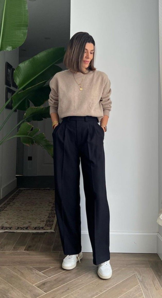 Minimal Casual Work Outfit, Minimalist Mom Outfit Ideas, Danish Office Outfit, Female Software Engineer Outfit, Fashion Assistant Outfit, Job Site Outfit Women, Woman Architect Outfit, Neutral Minimalist Fashion, Work Trainers Outfit