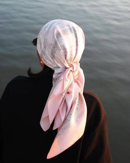 Iphone In Hand, Christian Veiling, Headwrap Hairstyles, Pirate Fashion, Head Wrap Styles, Hair Wrap Scarf, Hijab Style Tutorial, Mode Turban, Silk Headscarf