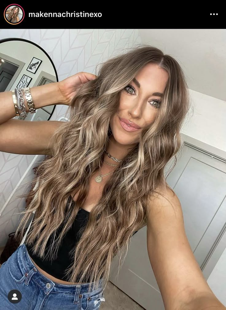 Brown Extensions With Highlights, Pintura Highlights Brown Hair, Brown Blonde Extensions, Brown Hair Blonde Extensions, Light Brown Hair With Highlights Extensions, Popular Balayage Hair Color, Hair Inspo Color Light, Brown Hair Extensions With Highlights, Light Brown Hair With Extensions