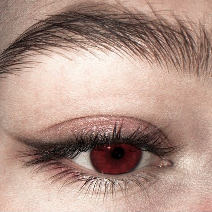 Vampire Eye Veins Makeup, Vampire Eyes Aesthetic, Red Eye Aesthetic, Red Eyes Aesthetic, Red Eyes Vampire, Red Brown Eyes, Dark Red Eyes, Red Eye Color, Crimson Eyes