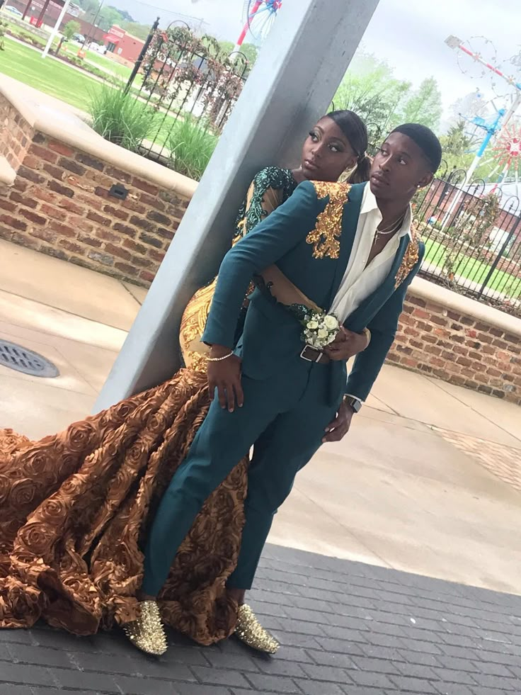 African Prom Couples, Cute Prom Colors For Black Couples, Couple Prom Outfits Ideas, Green Suits Prom, Green And Gold Prom Couple, Prom Suits For Black Men, Prom Colors For Couples Black, Black And Gold Prom Couple, Black Prom Couples Outfit