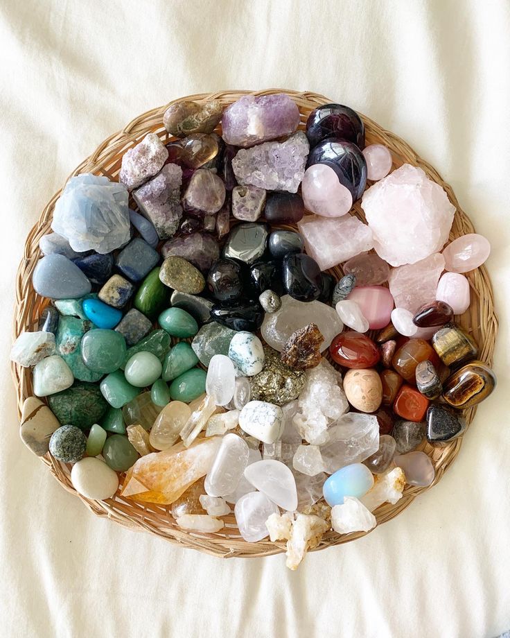 Healing Crystals Aesthetic, Meditation Room Design, Crystal Witch, Crystal Aesthetic, Crystal System, Pretty Rocks, Crystal Healing Stones, Witch Aesthetic, Wild Woman