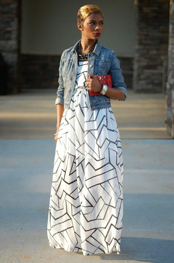 Spring fashion - a geometric maxi dress paired with a denim jacket and colorful handbag. Dresses Tall, Sukienki Maksi, Tall Maxi Dress, Fest Outfits, Dresses Aesthetic, Maxi Skirt Dress, Denim On Denim, Mode Casual, 가을 패션