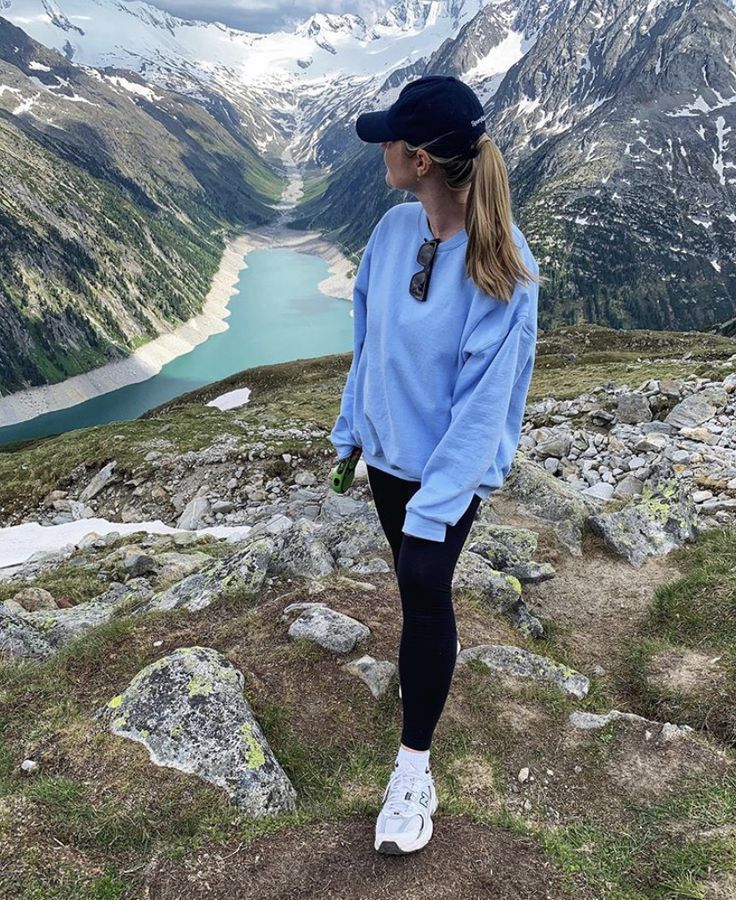 Mountain View Outfit, Mountain Tour Outfit, Mountain Town Summer Outfit, Banff Spring Outfits, Hiking Outfit Switzerland, Mountains Outfit Spring, Hiking Mountains Outfit, Switzerland Hiking Outfit, Mountain Vacation Outfits Summer