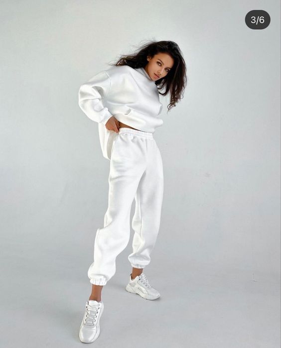 Sweatpants Photoshoot Ideas, Monochrome Sweatsuit, Sweatpants Photoshoot, Casual Sweatpants Outfit, Streetwear Couple, Portrait Photography Lighting, Trajes Kylie Jenner, Civil Wedding Dresses, Woman Suit Fashion