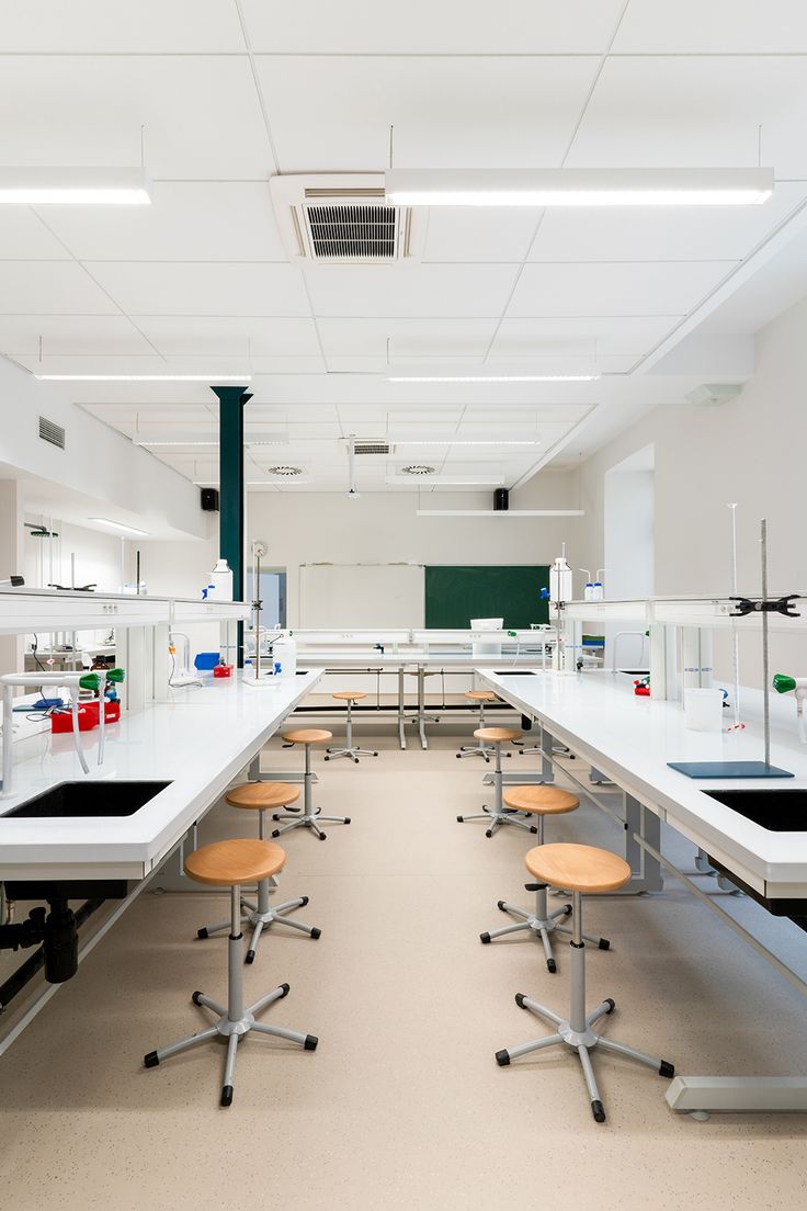 Laboratory in a university in France that has white, smooth ceiling tiles University Classroom, Build Projects, House Decorating Ideas Apartments, Lectures Hall, Factory Building, Acoustic Solutions, Suspended Ceiling, House Decorating, Training Center