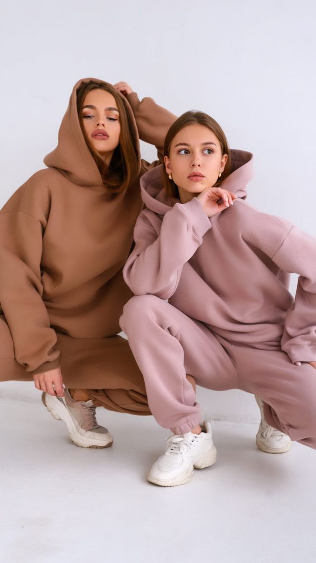 Sweater Polos, Essentials Clothing, Girls Hoodies, Stiff Neck, Easy Stretches, Brown And Pink, Sweat Set, Sweat Hoodie, Shooting Photo