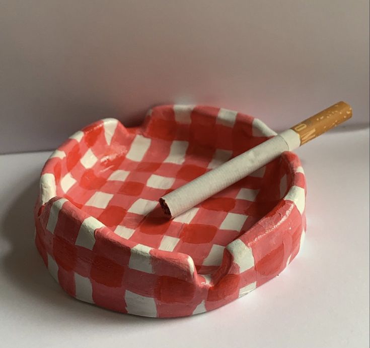 Ashtray Ceramic, Pottery Ashtray, Ceramic Ashtray, Sculpture Art Clay, Cerámica Ideas, Tanah Liat, Clay Diy Projects, Diy Ceramic, Keramik Design