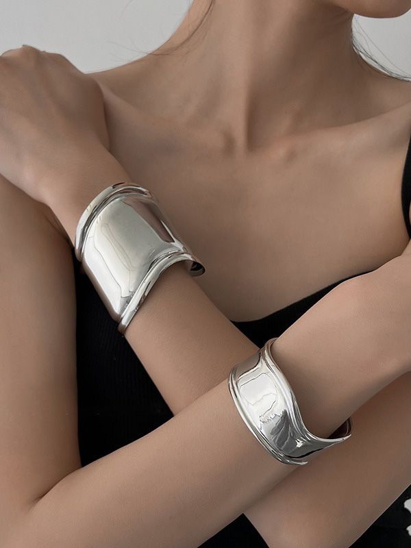 Modern Irregular Jewelry, Trendy Irregular Shaped Metal Jewelry, Elegant Irregular Jewelry For Party, Trendy Irregular Silver Jewelry, Trendy Silver Jewelry With Irregular Shape, Winter Typ, Geometric Solids, Metal Cuff Bracelet, The Bangles