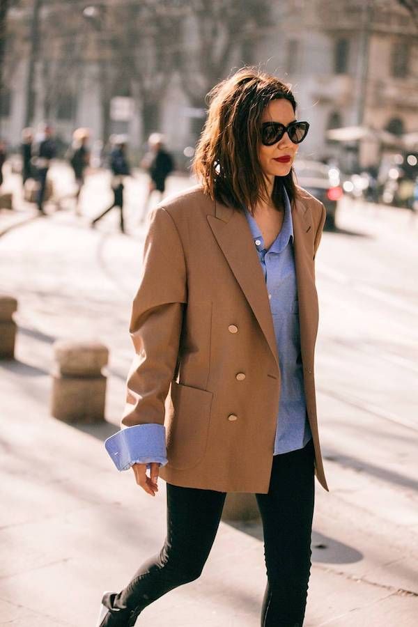 12 Camel Blazers Worthy of Your Spring Wardrobe Camel Blazer Outfit, Outfit Minimalista, Ultimate Capsule Wardrobe, Camel Blazer, Minimalistic Outfits, Elegante Y Chic, Capsule Wardrobe Work, Oversized Button Down Shirt, Walking Down The Street