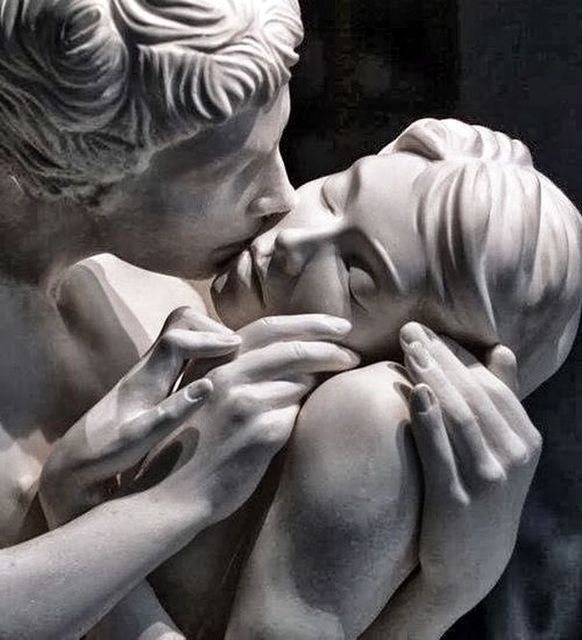 a statue of two people kissing each other