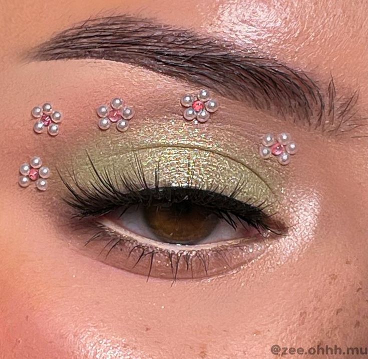 Maquillage On Fleek, Rhinestone Makeup, Flower Makeup, Smink Inspiration, Ethereal Makeup, Green Makeup, Dope Makeup, Fairy Makeup, Colorful Eye Makeup