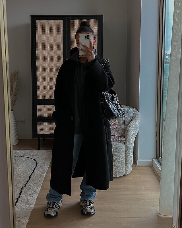 Winter Outfits2023, Long Black Jacket Outfit, Long Jacket Outfit, Lisa Onuoha, Streetwear Fashion Winter, Black Trenchcoat, Trenchcoat Outfit, Trench Coat Outfit, Amanda Rose