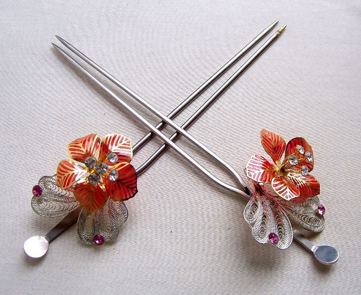 Japanese geisha Kanzashi hair pins matched pair hair jewelry hair ornament (AAE) Traditional Japanese Jewelry, Japanese Hairpin, Japanese Hair Accessories, Japanese Hair Pins, Geisha Jewelry, Japanese Accessories, Japanese Hair Pins Sticks, Traditional Japanese Hairpin, Jewelry Japanese