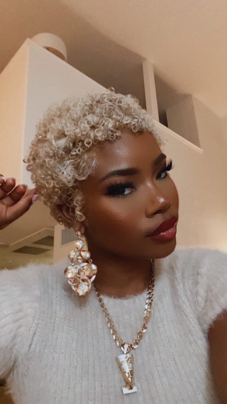 Finger Waves Short Hair, Blonde Afro, Blonde Natural Hair, Natural Hair Cuts, Natural Hair Short Cuts, Curls For The Girls, Short Sassy Hair, Pelo Afro, Sassy Hair