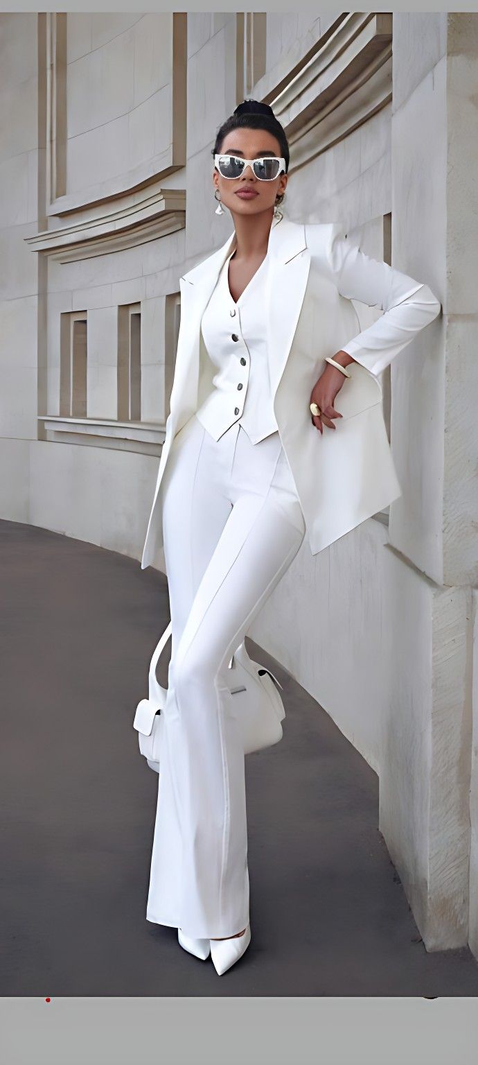 Ceo Woman Outfit, Sophisticated Style Women, Woman In White, Modesty Outfits, Stylish Work Attire, Stylish Work Outfits, Graduation Outfit, Looks Chic, White Fashion