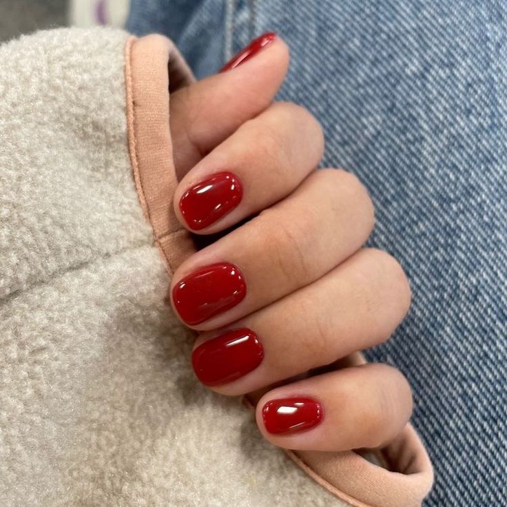 Short Red Nails On Brown Skin, Red Nails For Tan Skin, Red Nails Gel Short, Red Nails On Tan Skin, Red Nail Outfit, Red Gelish Nails, Red Accessories Aesthetic, Red Sns Nails, Gelish Nails Colors