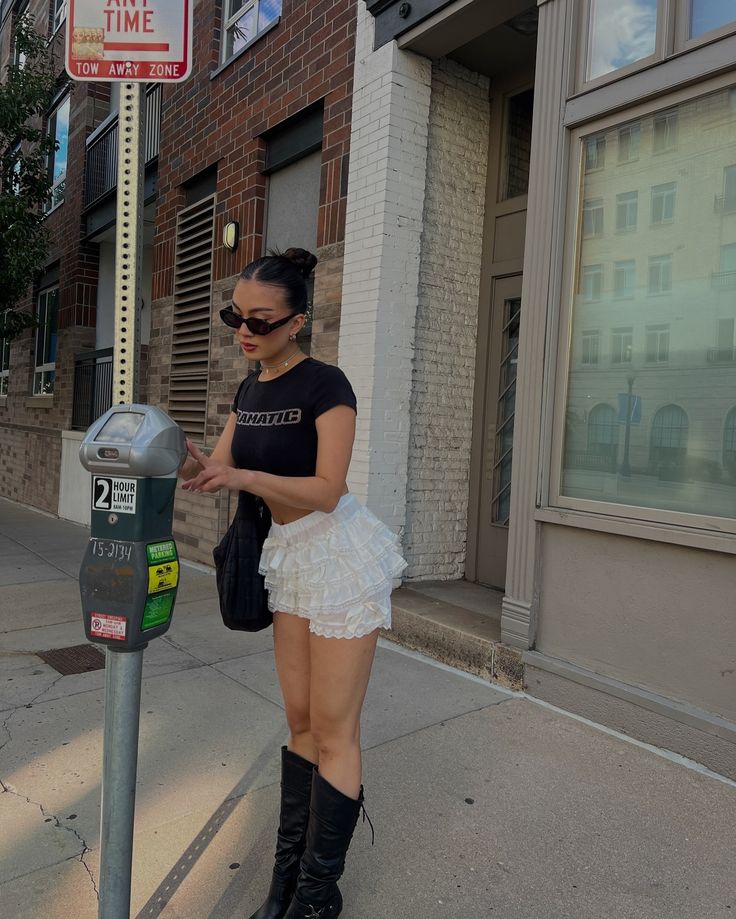 Float Dress Outfit, Black Bloomer Shorts, Fluffy Shorts Outfit, Mini Skort Ootd, Puffy Shorts Outfit, Outfits With Knee Brace, Ruffle Bloomers Outfit, Ruffled Shorts Outfit, Outfits With Bloomers