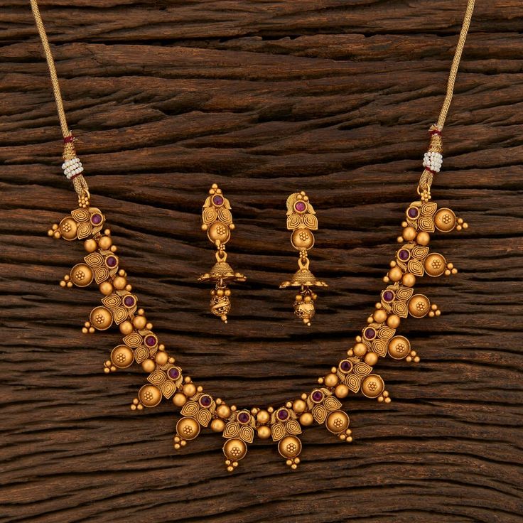 South Indian Necklace With Matte Gold Plating. Indian Bridal Traditional One Gram Jewelry Choker Set. Perfect for Indian weddings. Size- Adjustable Premium Quality and High craftsmanship All the raw material used in this product is of high quality and is handcrafted with love. Premium Quality and High craftsmanship 100% Satisfaction Guarantee: Long Lasting Plating, High-Quality Stones. Gifting: This pair of charming necklace and earrings come in a beautiful gift box, making it an ideal gift for Round Temple Necklace With Pallu, Temple Jewelry Style Kundan Necklace, Heavy Round Temple Necklace, South Indian Gold Necklace, South Indian Necklace, Kemp Necklace, Matte Gold Necklace, Jewelry Ruby, Gold Necklace Indian