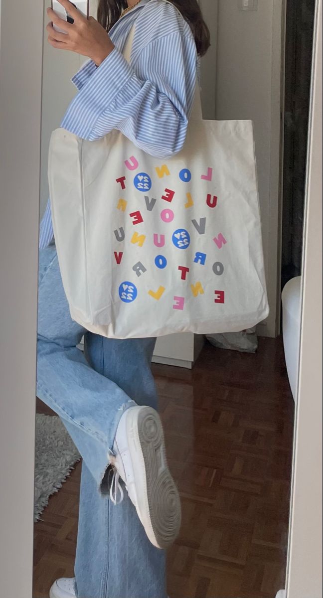 Tote Bag Picture Ideas, Harry Styles Aesthetic Pictures, Harry Coded Things, Harry Styles Mirror Selfie, Ootd With Tote Bag, Harry Styles Girl Aesthetic, Harry Coded Outfits, Tote Bag Outfit Aesthetic, Harry Styles Aesthetic Outfits