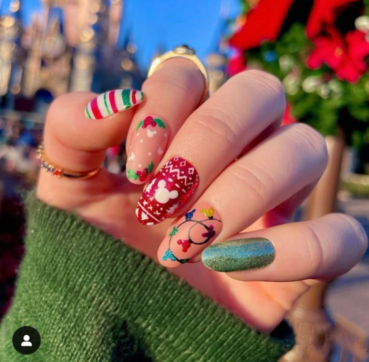 Disney World Nails Christmas, Disney Nails Birthday, Short Disney Christmas Nails, Mickey Christmas Nails Design, Christmas Mickey Mouse Nails, Disney Inspired Nails Gel, Christmas Disney Nails Acrylic, Christmas Disney Nail Designs, Harry Potter Christmas Nails