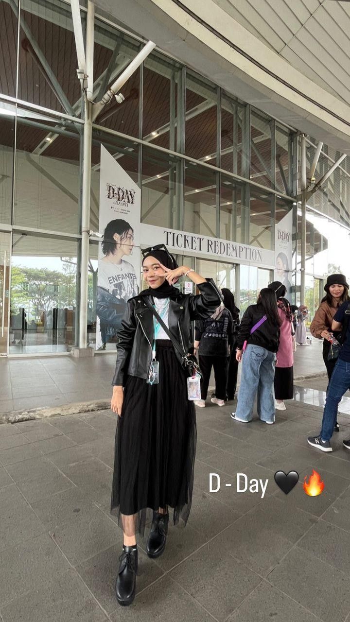 One Ok Rock Concert Outfit, Coldplay Concert Outfit Hijab, Ootd Leather Jacket Hijab, Hijab Rock Style, Ootd Rock N Roll Hijab, Hijab Outfit Concert, Ootd Concert Casual, Outfit Rok Hitam, Leather Jacket Outfit Hijab