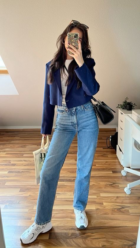 Cropped Blazer Casual Outfit, Cropped Blazer And Jeans, Navy Blue Jacket Outfit Women, Blue Crop Blazer Outfit, Blue Cropped Blazer Outfit, Outfit With Blue Blazer, Blue Jeans Work Outfit, Blazer Blue Outfit, Crop Blazer Outfits For Women