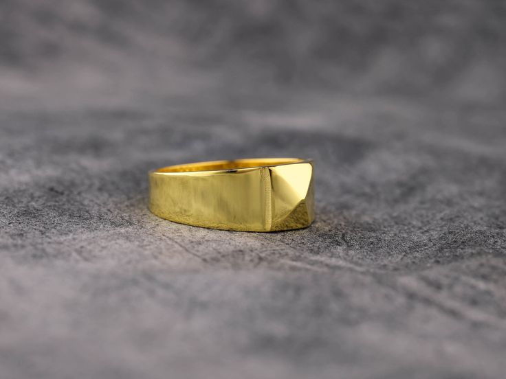 Einzigartige Pinky Herren Siegelring aus 14K Gold, Rechteck 18K Gold Pinky Siegelring für Männer, Gold Herren Verlobungsring Ein Goldring ist ein klassisches und zeitloses Schmuckstück, das jedem Outfit einen Hauch von Eleganz und Raffinesse verleihen kann.  Ob Sie nach einem einfachen Band oder einem hängenden Design suchen, auf Pangea Gold ist eine große Auswahl an Goldringen und Anhängern erhältlich. Eine beliebte Option für Goldringe ist der minimalistische Siegelring. Sie können traditionel Ring For Men Gold, Mens Engagement Ring, Signet Ring For Men, Pinky Signet Ring, Handmade Wooden Boxes, Simple Band, Mens Engagement, Ring For Men, Engagement Rings For Men