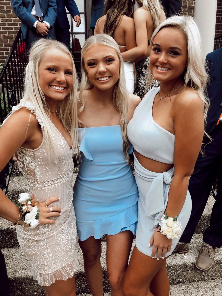 ✰ vsco - natalietownsend  ✰ pinterest - natalietownsendd #promgoals School Dance Outfits, Homecoming Outfit, Homecoming Pictures, Simple Prom Dress Long, School Dance Dresses, Winter Formal Dresses, Homecoming Outfits, School Dresses, Prom Pictures