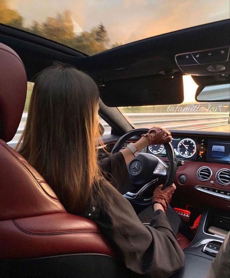 Girl Driving Aesthetic, Girl Driving Car Aesthetic, Classy Rich Aesthetic, Elegant Lifestyle Aesthetic, Woman Driving, Da Hood, Car Poses, Girls Driving, Vision Board Photos