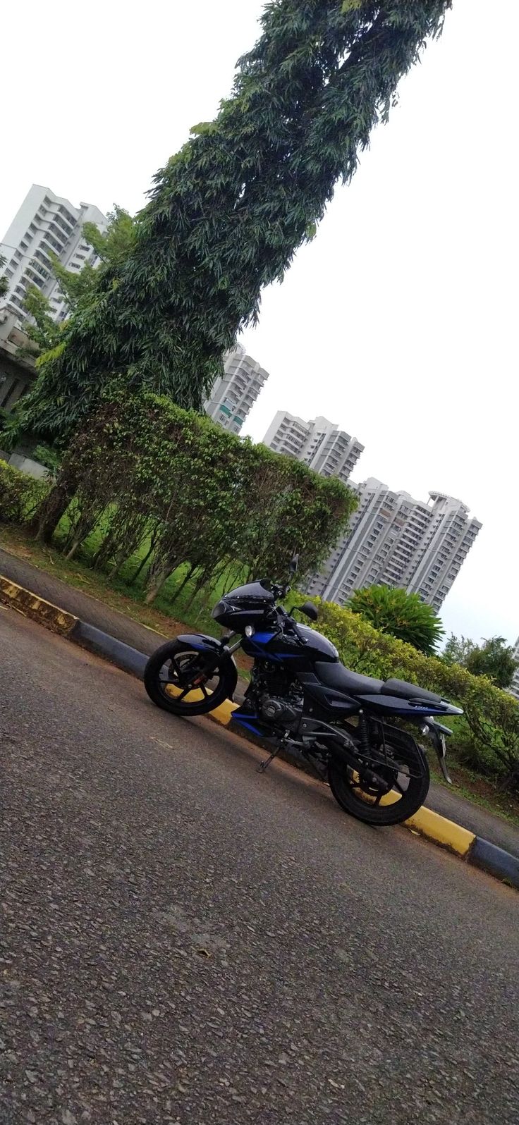 a motorcycle is parked on the side of the road