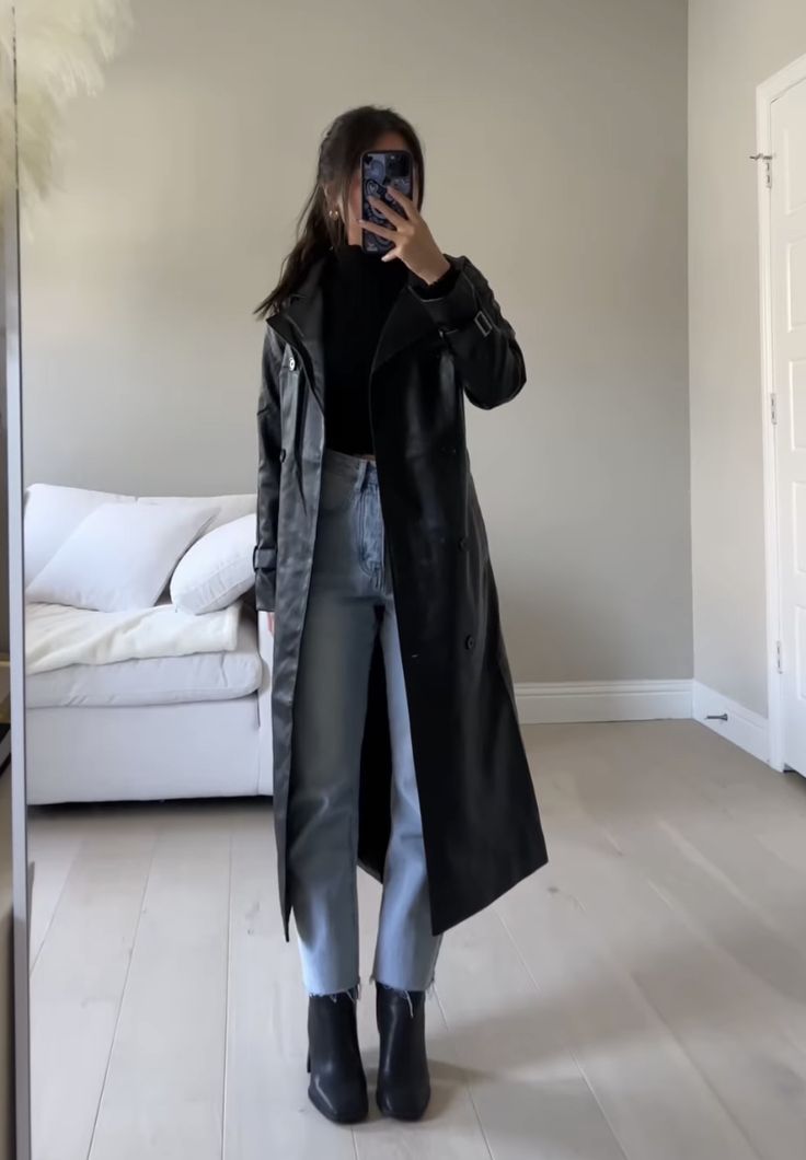 Linked my ig💞 Outfit With Trench Coat, Work Casual Outfit, Neue Outfits, Leather Trench, Elegante Casual, Looks Street Style, Leather Trench Coat, Fashion Mistakes, Mode Inspiration