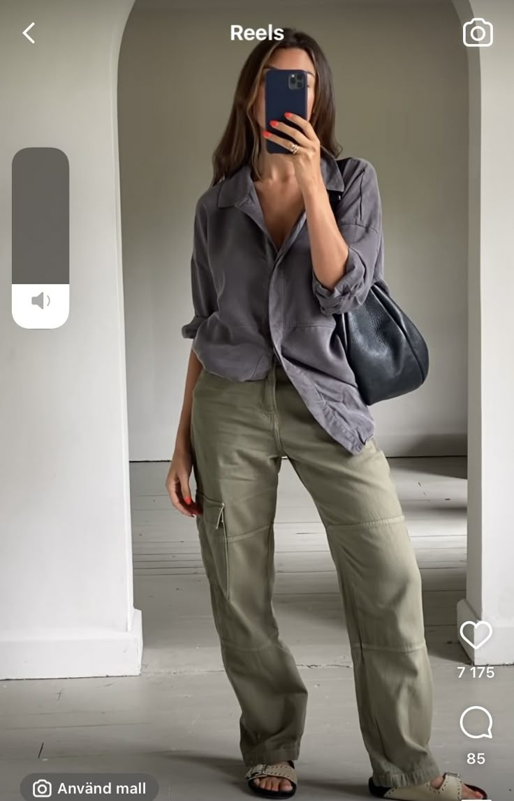 Cargo Pants Outfit Street Style Women, Olive Cargo Pants Outfit, Cargo Pants Women Outfit, Baggy Pants Outfit, Khaki Pants Outfit, Smart Casual Women, Mum Fashion, Spring Work Outfits, Cargo Pants Outfit