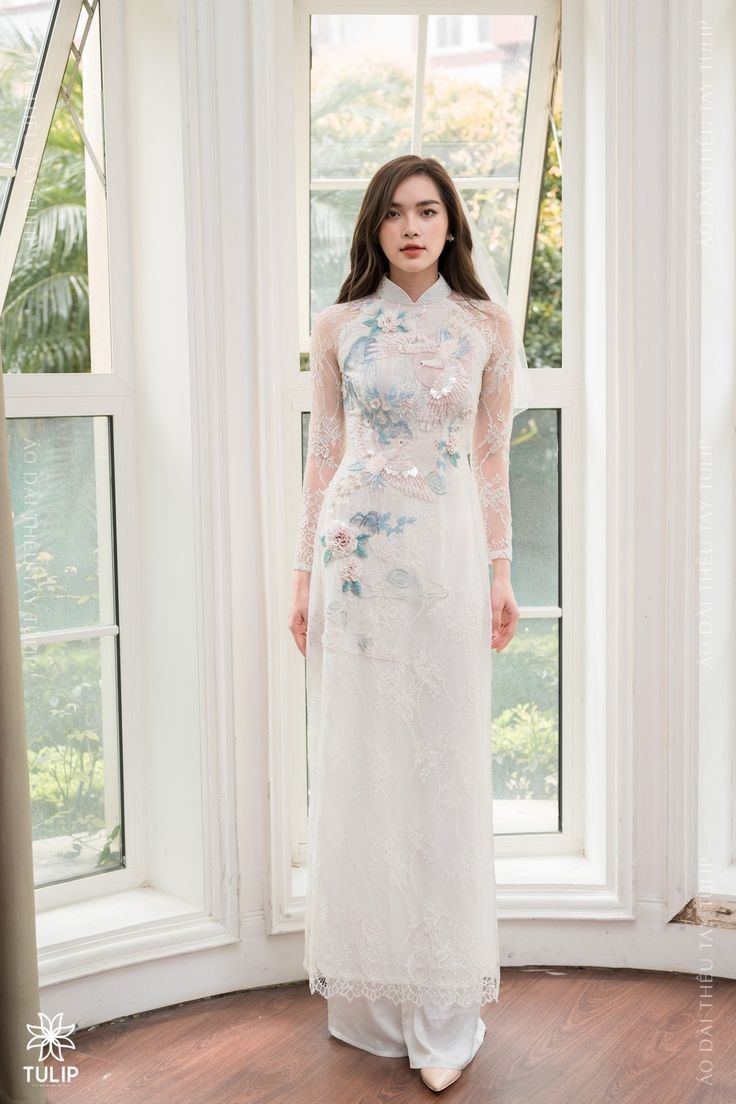 Ao Dai White, Lace Ao Dai, Beautiful Gown Designs, Gaun Abad Pertengahan, Chinese Fancy Dress, Asian Style Dress, Vietnam Dress, Asian Wedding Dress, Chinese Style Dress