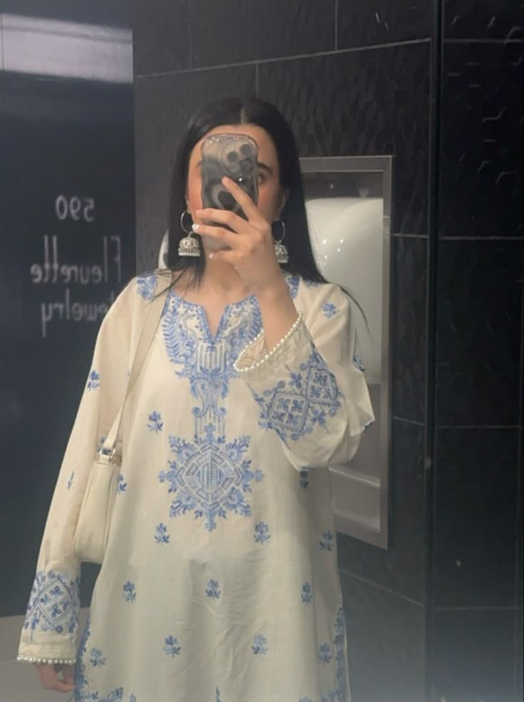 Aesthetic Pakistani Outfits Casual, Pakistani Suit Aesthetic, Kameez With Jeans, Casual Kurtas Women, Simple Kamiz Design, Kurti Inspo Aesthetic, Lucknavi Suits Design, Desi Core Outfits, Ethinic Wear Indian Women Kurtis