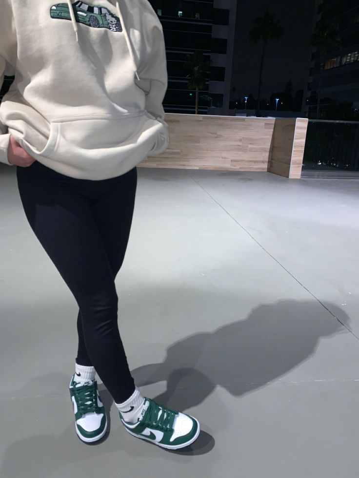 Coconut Dunks Outfit, Cute Nike Dunk Outfits, How To Dress Dunks, Joggers And Dunks Outfit, Dunks With Socks, What To Wear With Nike Dunks, Lilac Dunks Outfit, How To Wear Panda Dunks, Venice Dunks Outfit